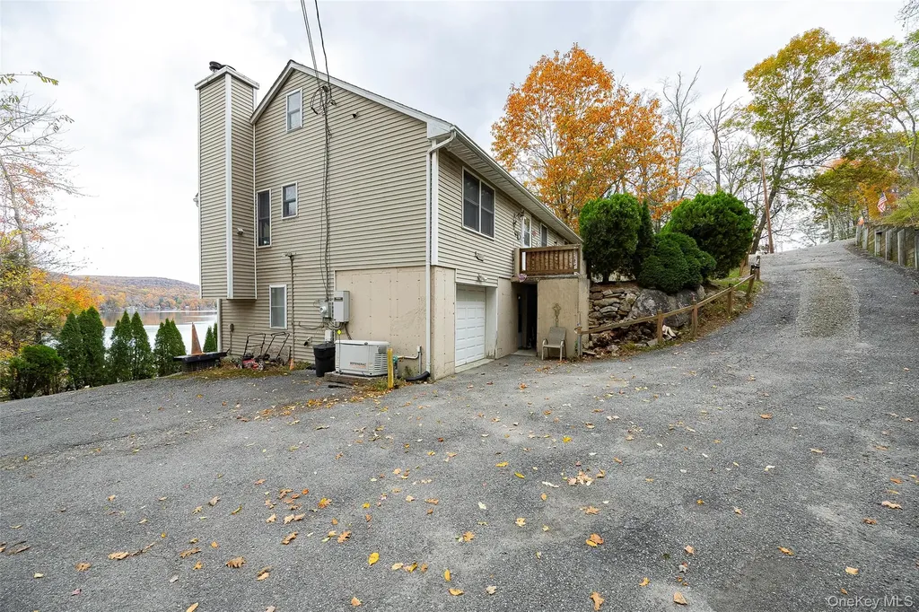 1098 292 Route Holmes NY 12531