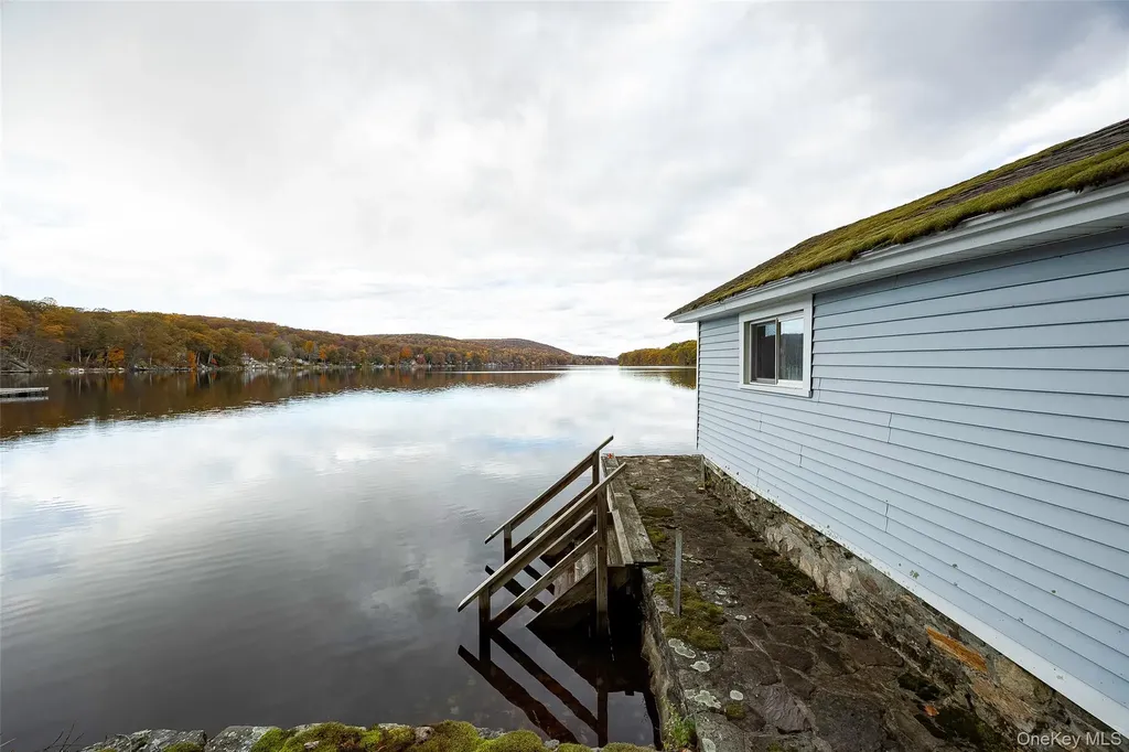 1098 292 Route Holmes NY 12531