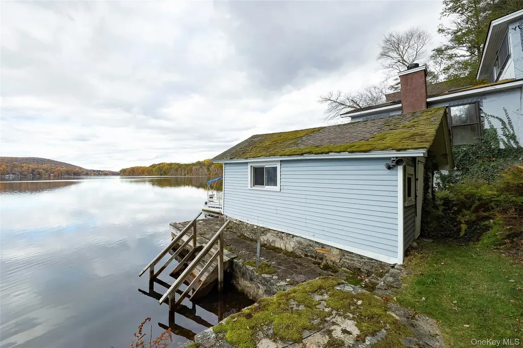 1098 292 Route Holmes NY 12531