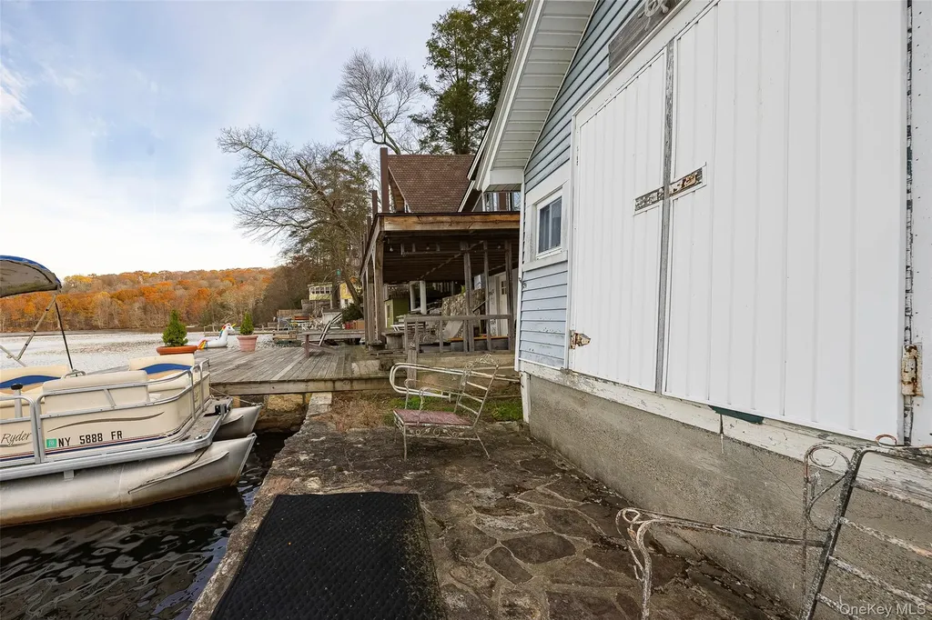 1098 292 Route Holmes NY 12531