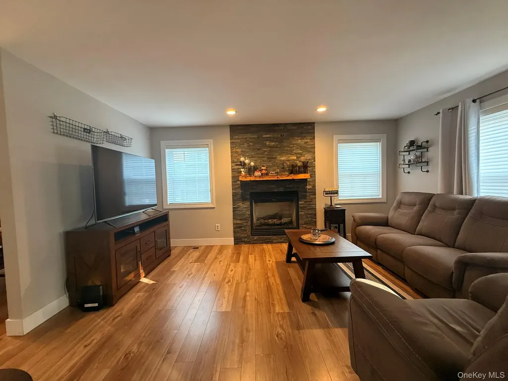40 Winnecomac Circle Kings Park NY 11754