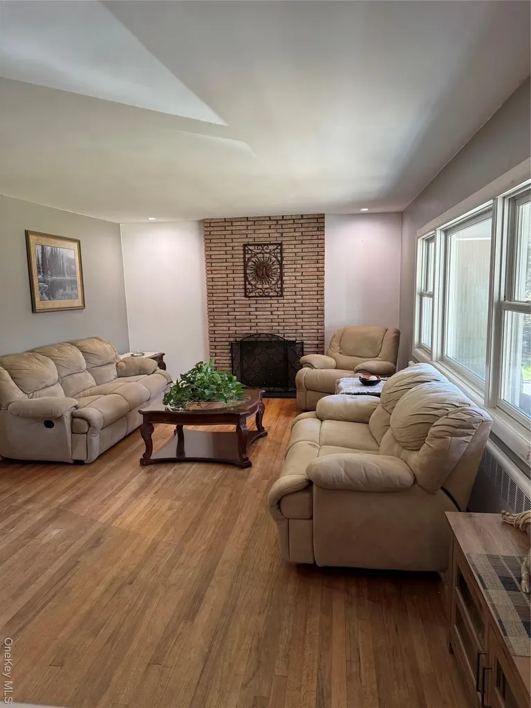 1 Glades Way Halesite NY 11743