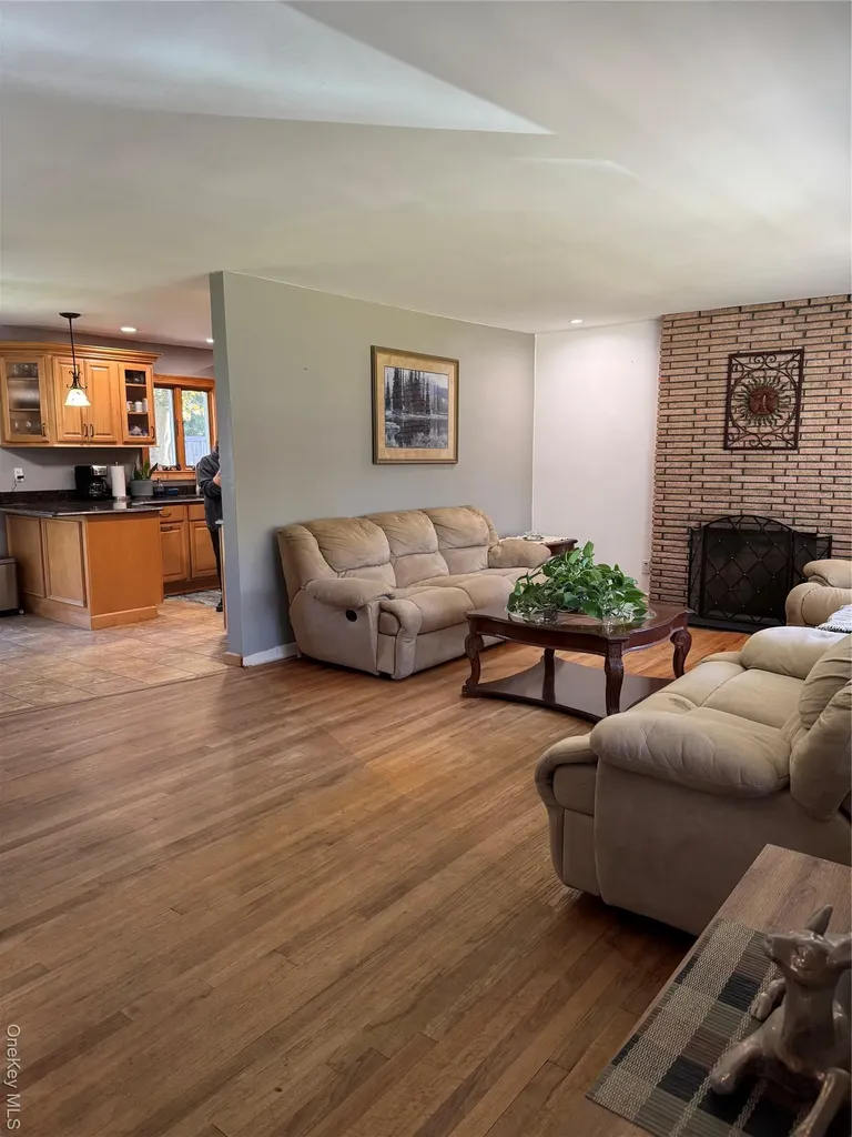 1 Glades Way Halesite NY 11743