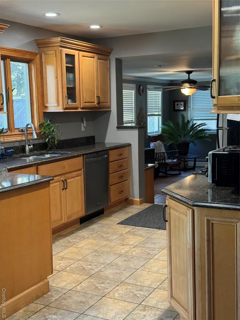 1 Glades Way Halesite NY 11743