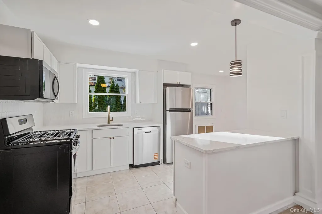25 Oxford Drive Freeport NY 11520