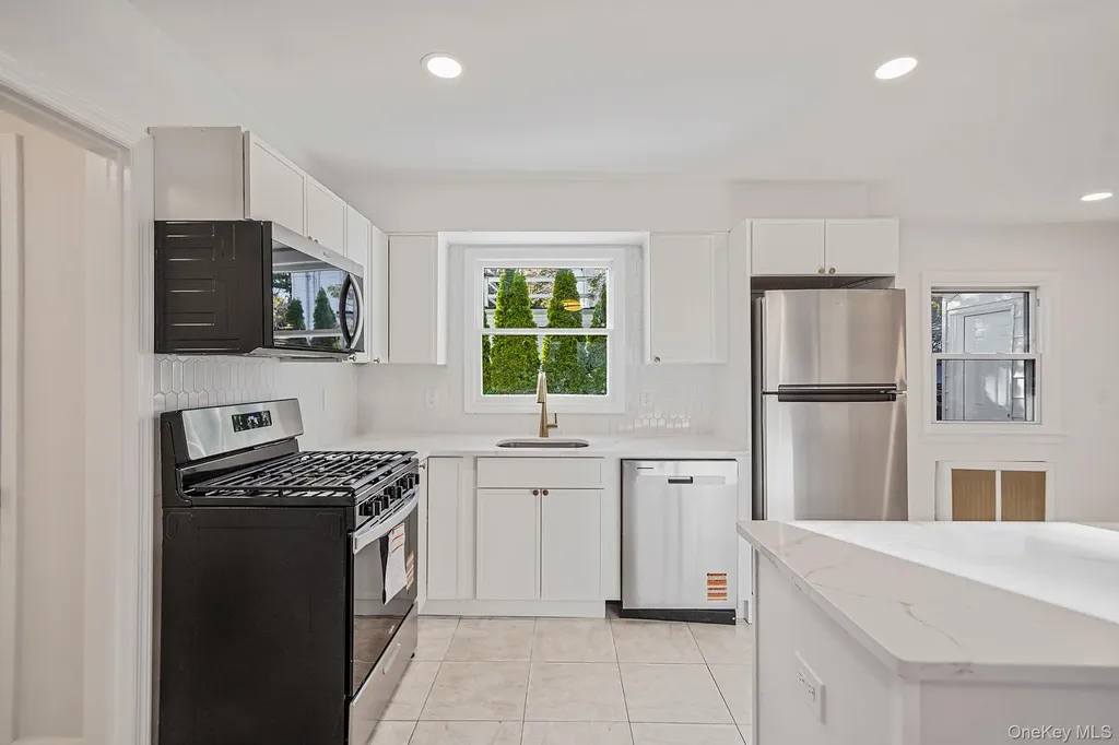 25 Oxford Drive Freeport NY 11520