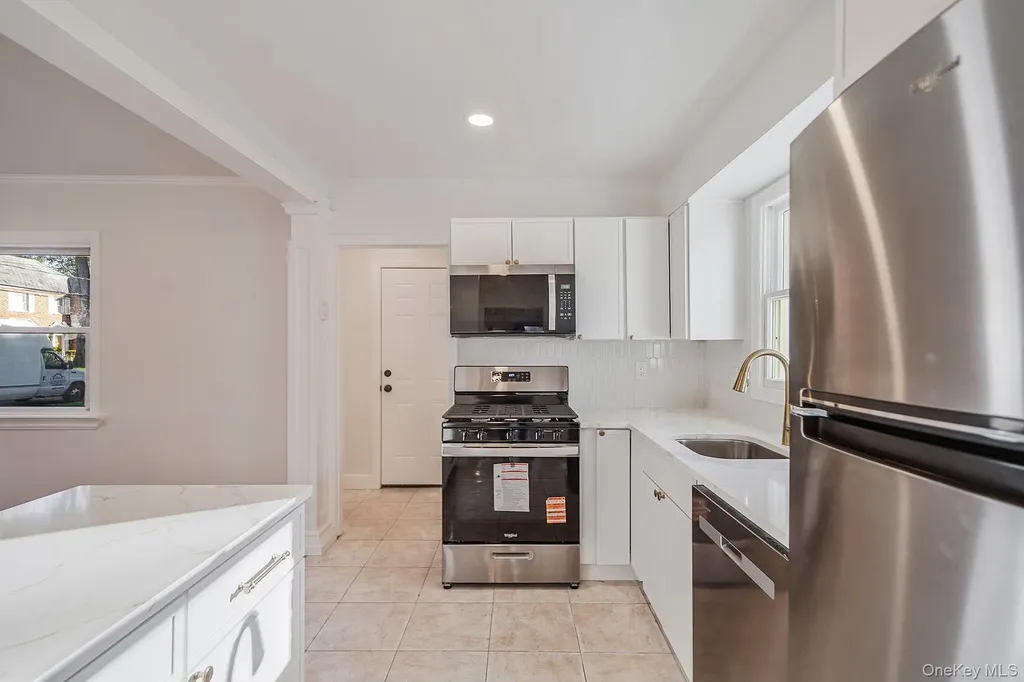 25 Oxford Drive Freeport NY 11520
