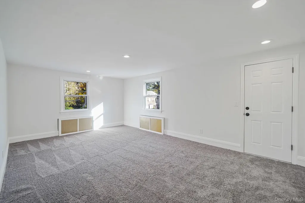 25 Oxford Drive Freeport NY 11520