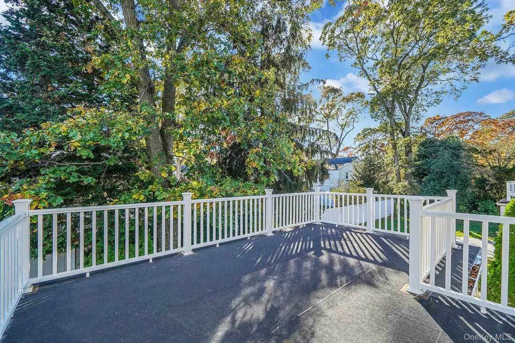25 Oxford Drive Freeport NY 11520