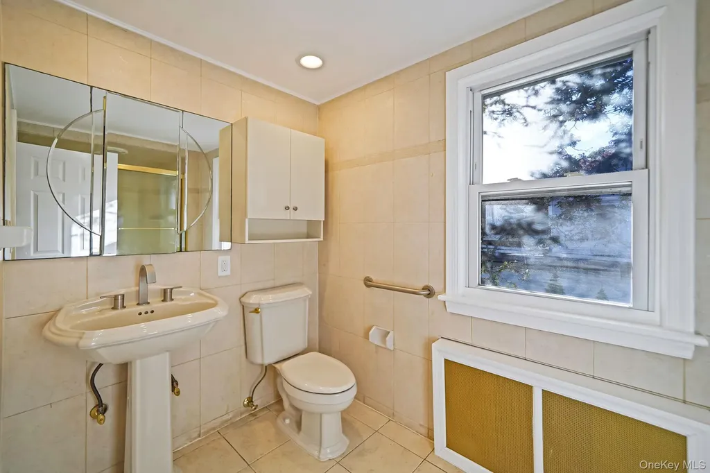 25 Oxford Drive Freeport NY 11520