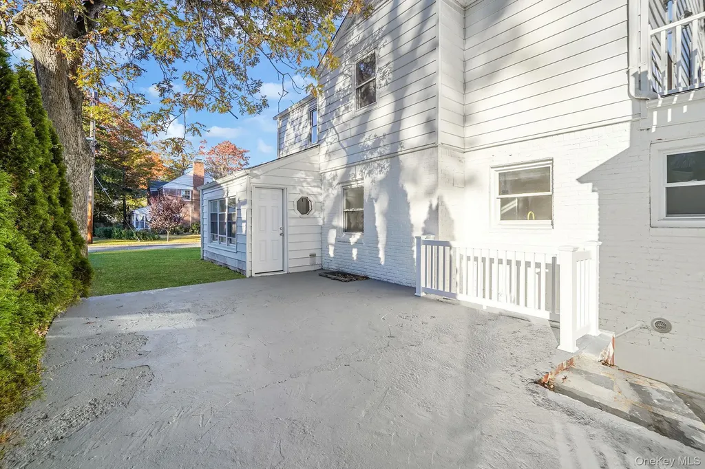 25 Oxford Drive Freeport NY 11520