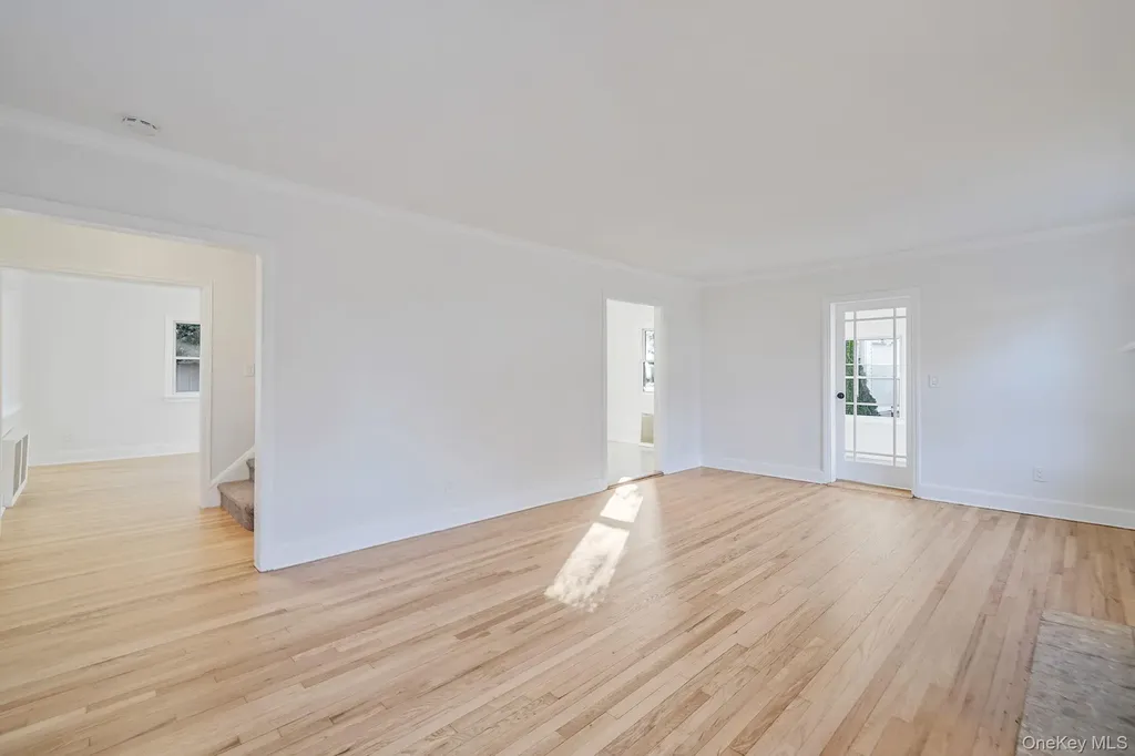 25 Oxford Drive Freeport NY 11520