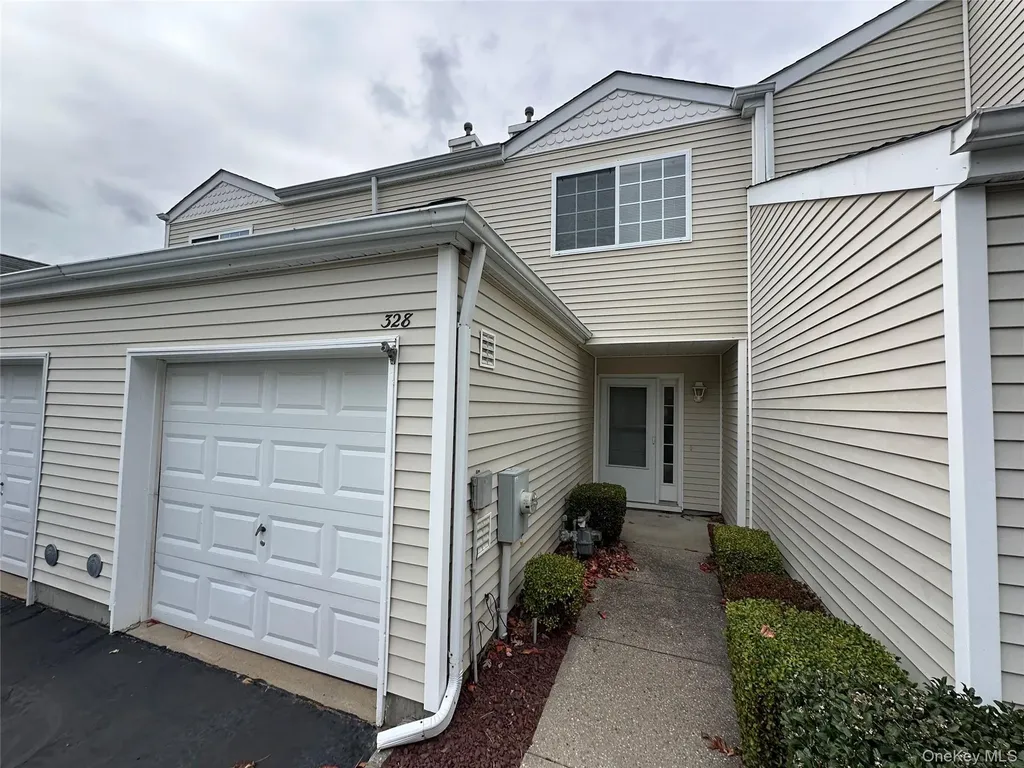 328 Prairie Court Manorville NY 11949