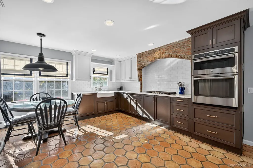 7 Shore Road Manhasset NY 11030
