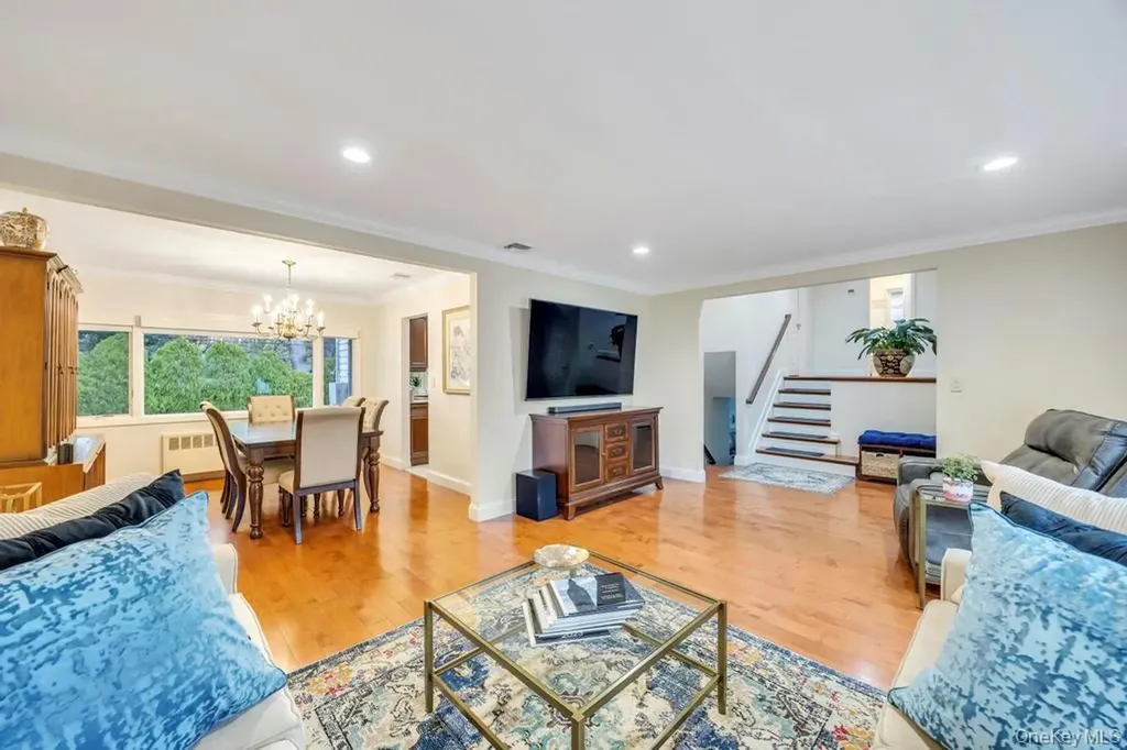24 Glenwood Road Plainview NY 11803