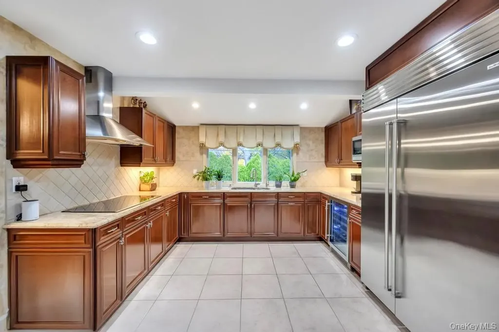 24 Glenwood Road Plainview NY 11803