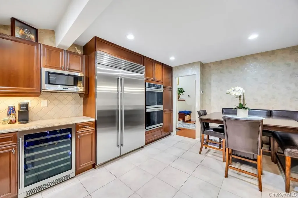 24 Glenwood Road Plainview NY 11803