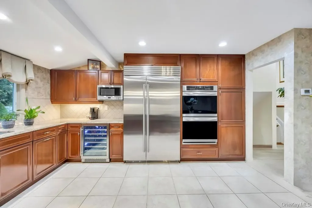 24 Glenwood Road Plainview NY 11803