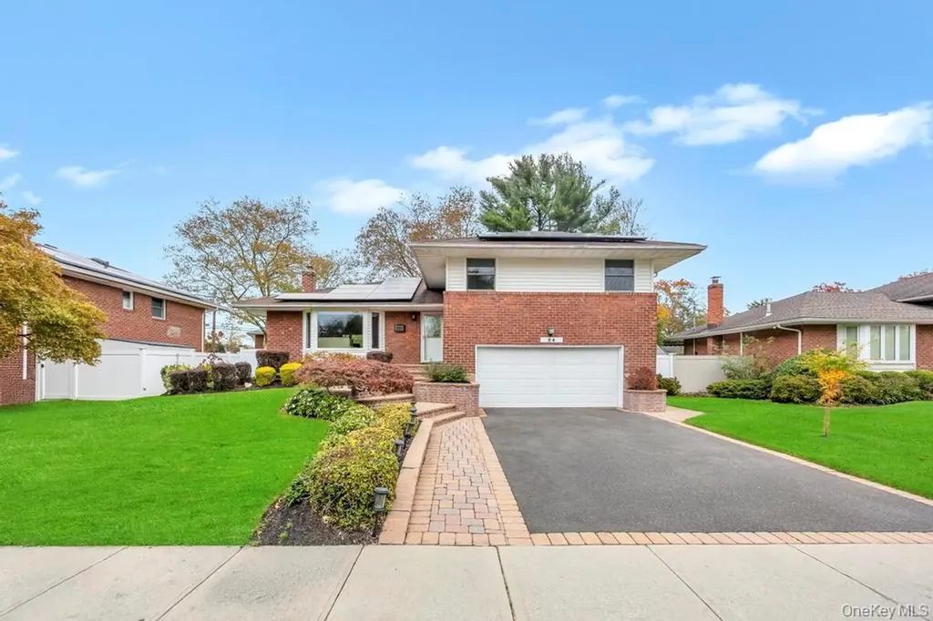 24 Glenwood Road Plainview NY 11803