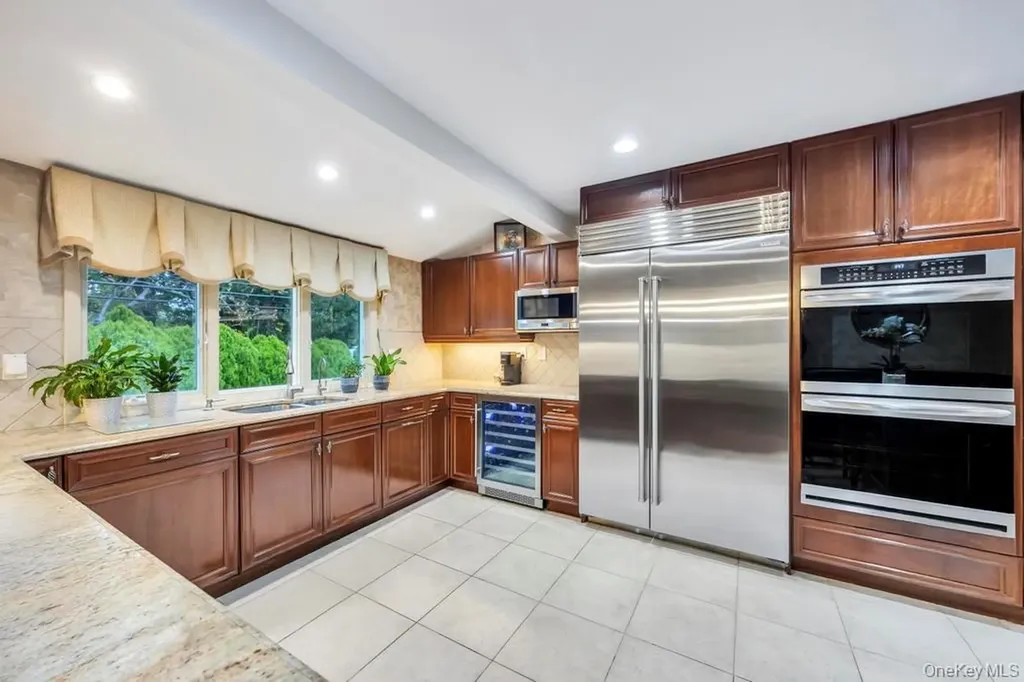 24 Glenwood Road Plainview NY 11803