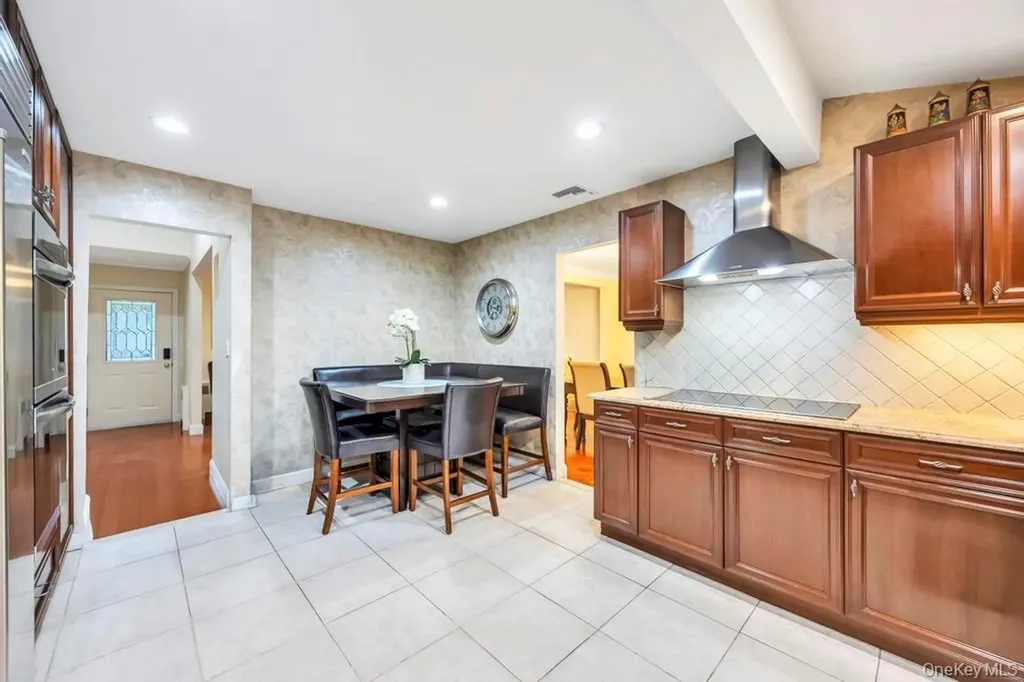 24 Glenwood Road Plainview NY 11803