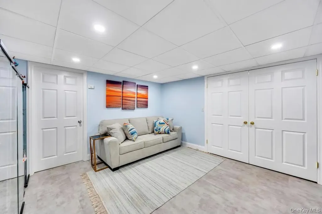 24 Glenwood Road Plainview NY 11803