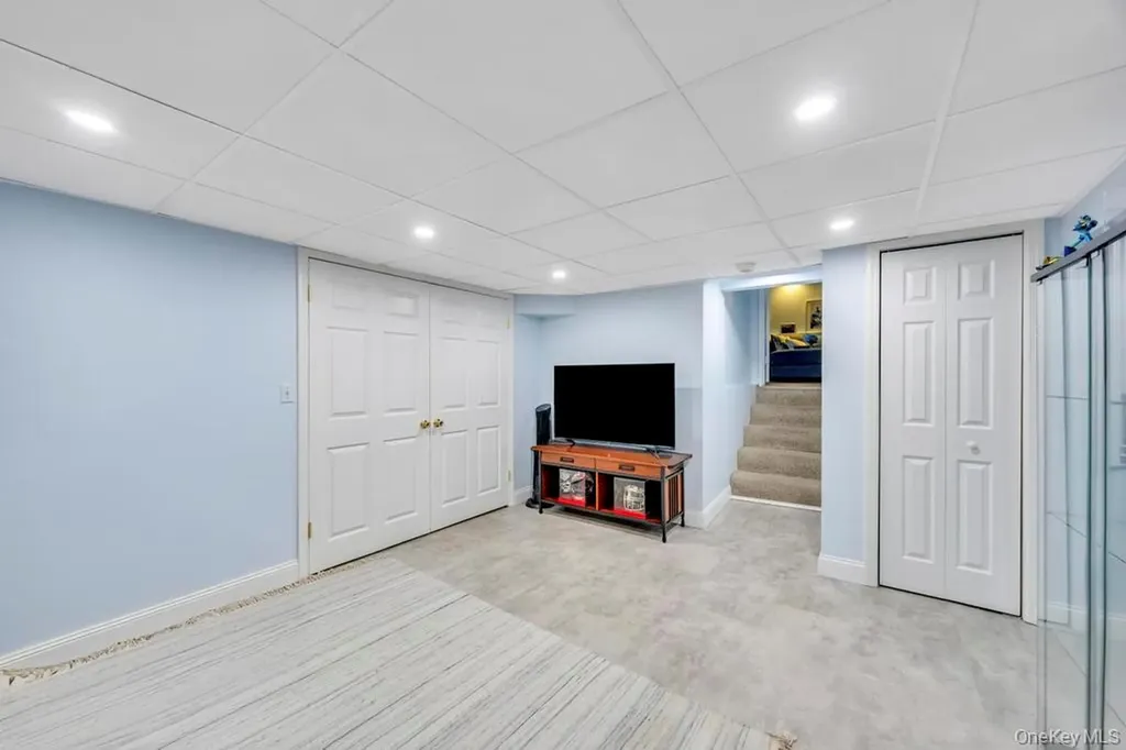 24 Glenwood Road Plainview NY 11803