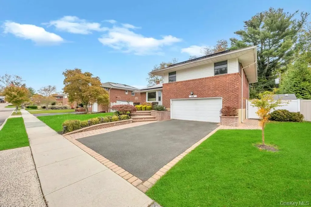 24 Glenwood Road Plainview NY 11803