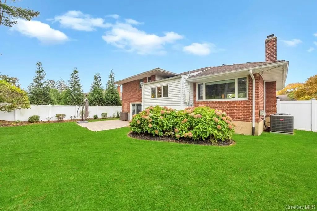 24 Glenwood Road Plainview NY 11803