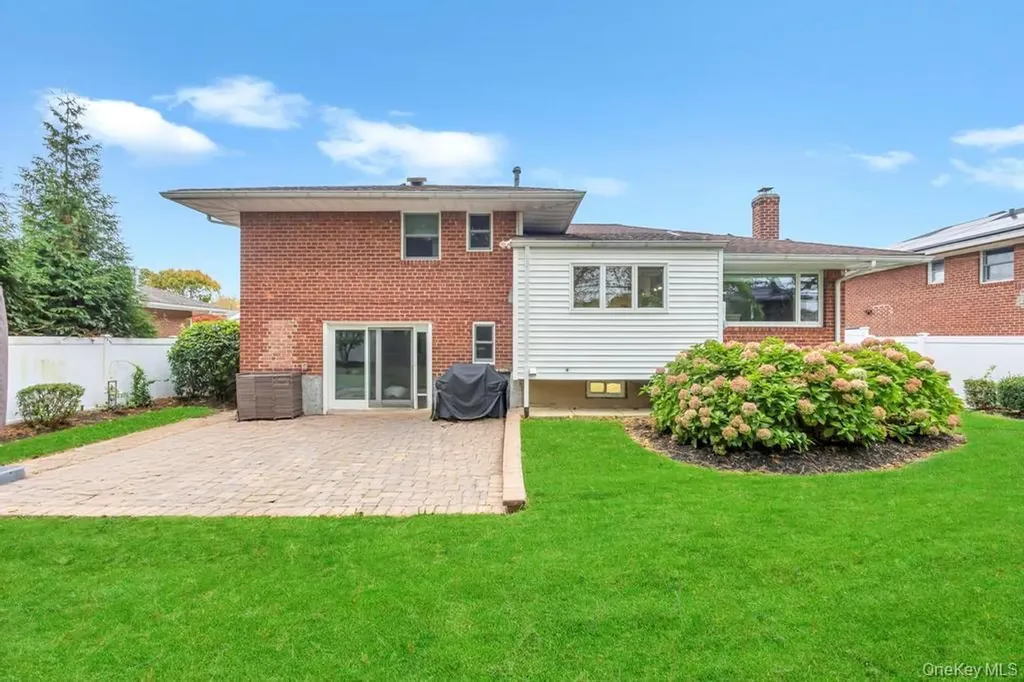 24 Glenwood Road Plainview NY 11803
