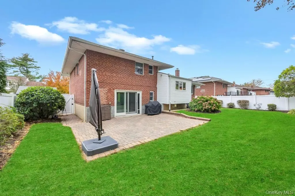 24 Glenwood Road Plainview NY 11803