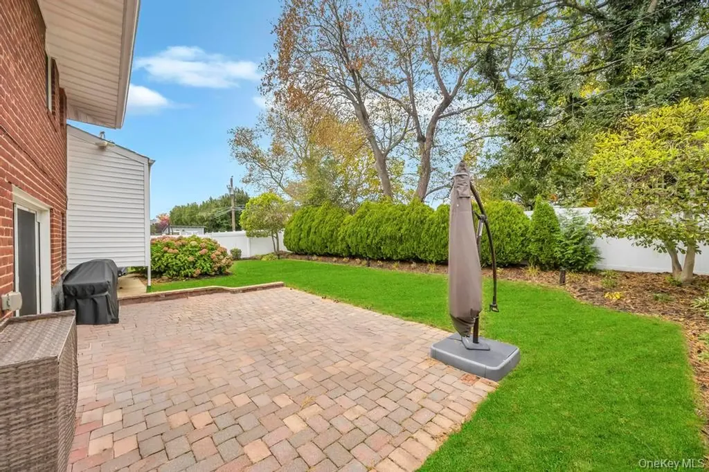 24 Glenwood Road Plainview NY 11803