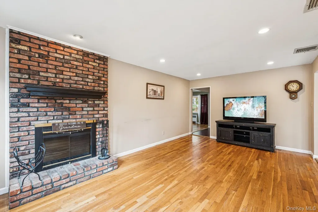 9 Princeton Drive Plainview NY 11803