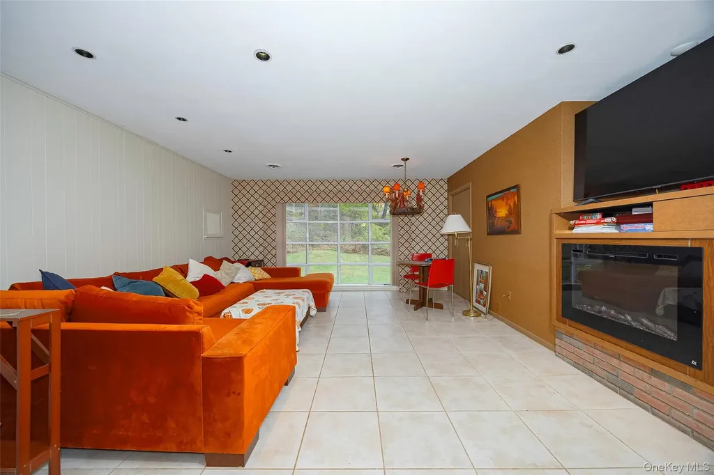 21 Walnut Hill Road Poughkeepsie NY 12603