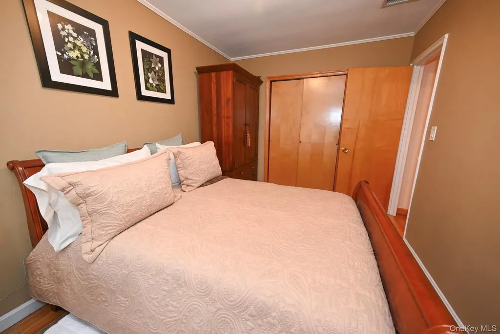 7112 71st Place Glendale NY 11385
