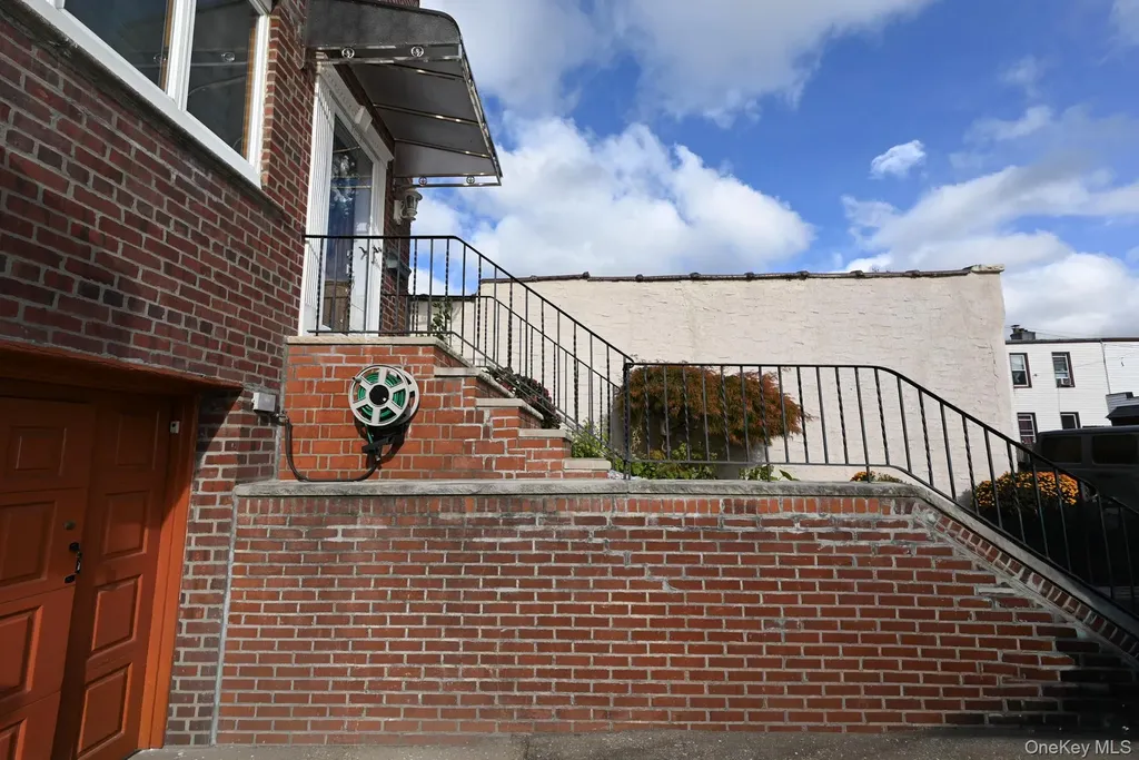 7112 71st Place Glendale NY 11385