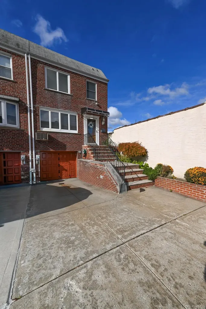 7112 71st Place Glendale NY 11385