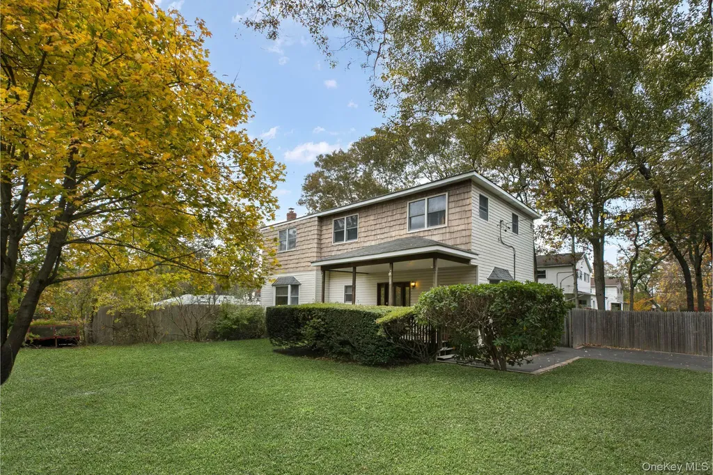 19 Hawthorne Street Mastic NY 11950