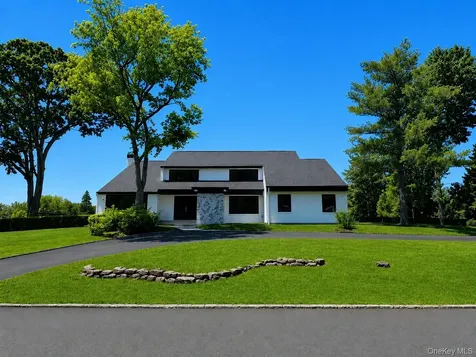 6 Clearmeadow Court Woodbury NY 11797