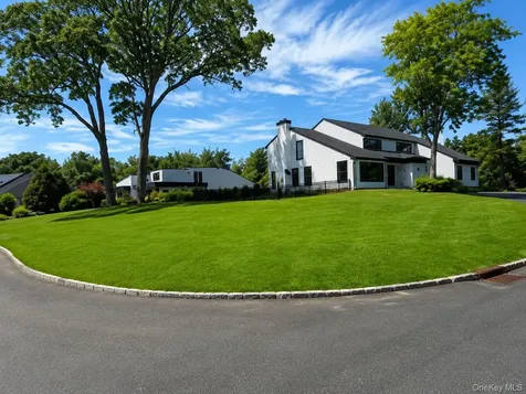 6 Clearmeadow Court Woodbury NY 11797