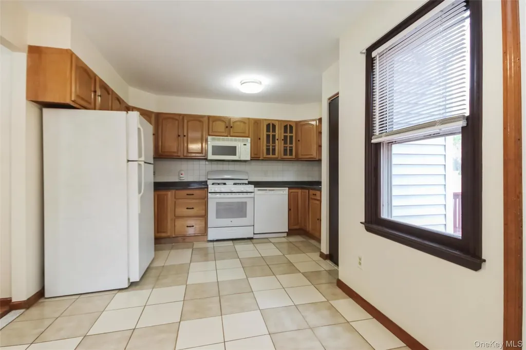 24 Greenhouse Lane Poughkeepsie NY 12603