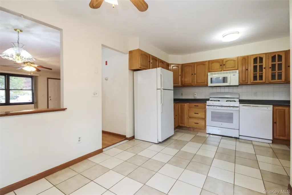 24 Greenhouse Lane Poughkeepsie NY 12603