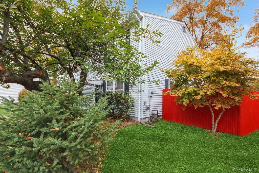 24 Greenhouse Lane Poughkeepsie NY 12603