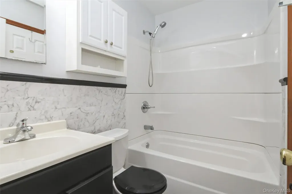 24 Greenhouse Lane Poughkeepsie NY 12603
