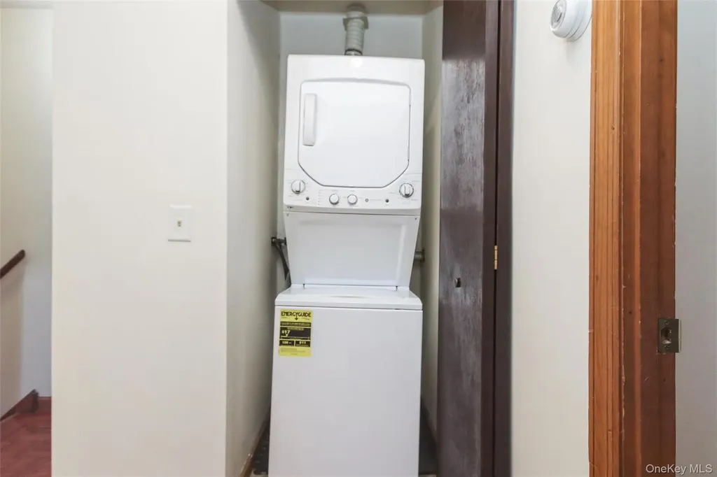 24 Greenhouse Lane Poughkeepsie NY 12603