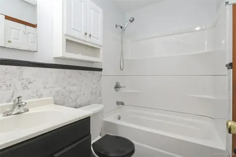 24 Greenhouse Lane Poughkeepsie NY 12603