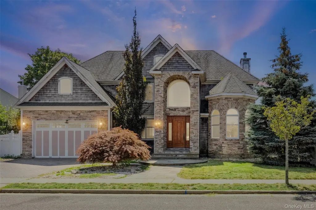 4 Sutton Place Massapequa NY 11758