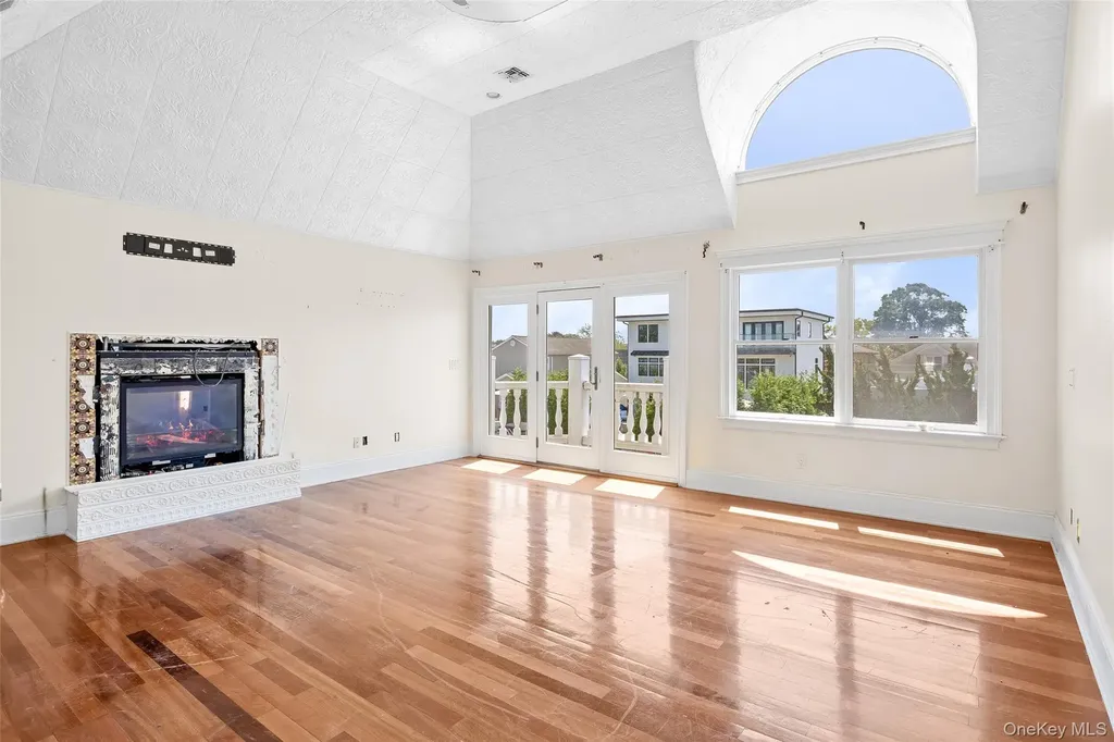 4 Sutton Place Massapequa NY 11758
