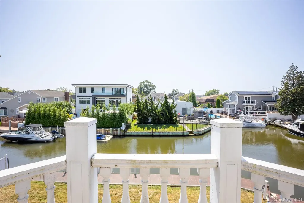 4 Sutton Place Massapequa NY 11758