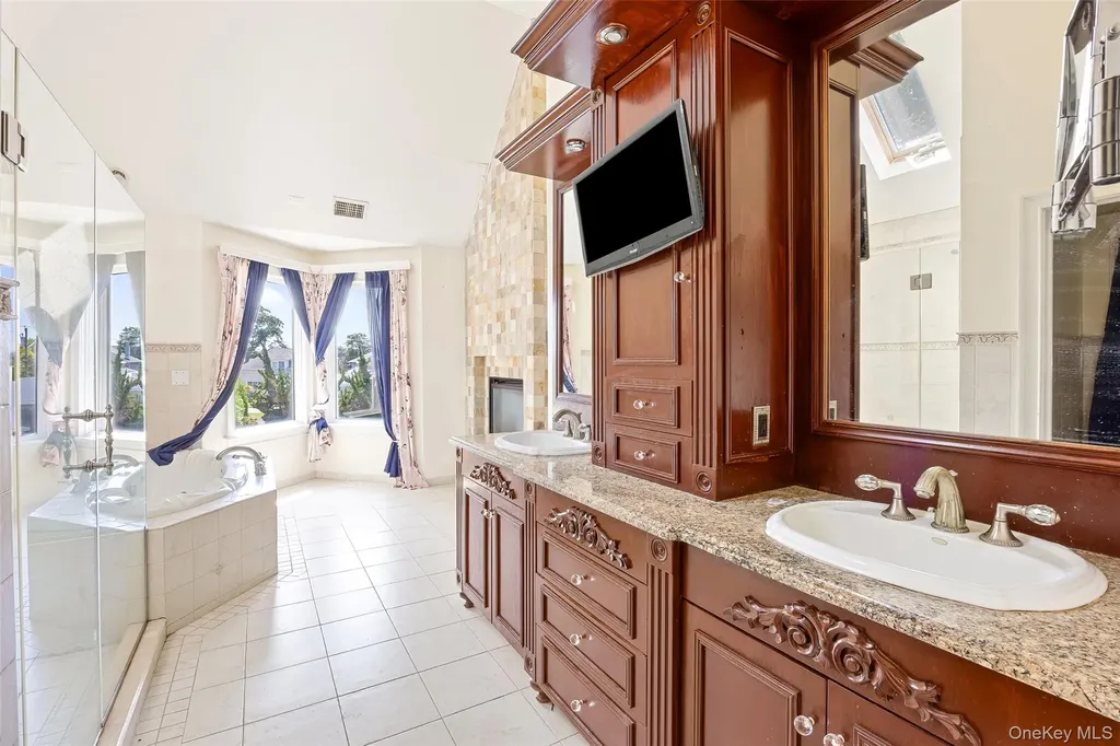 4 Sutton Place Massapequa NY 11758